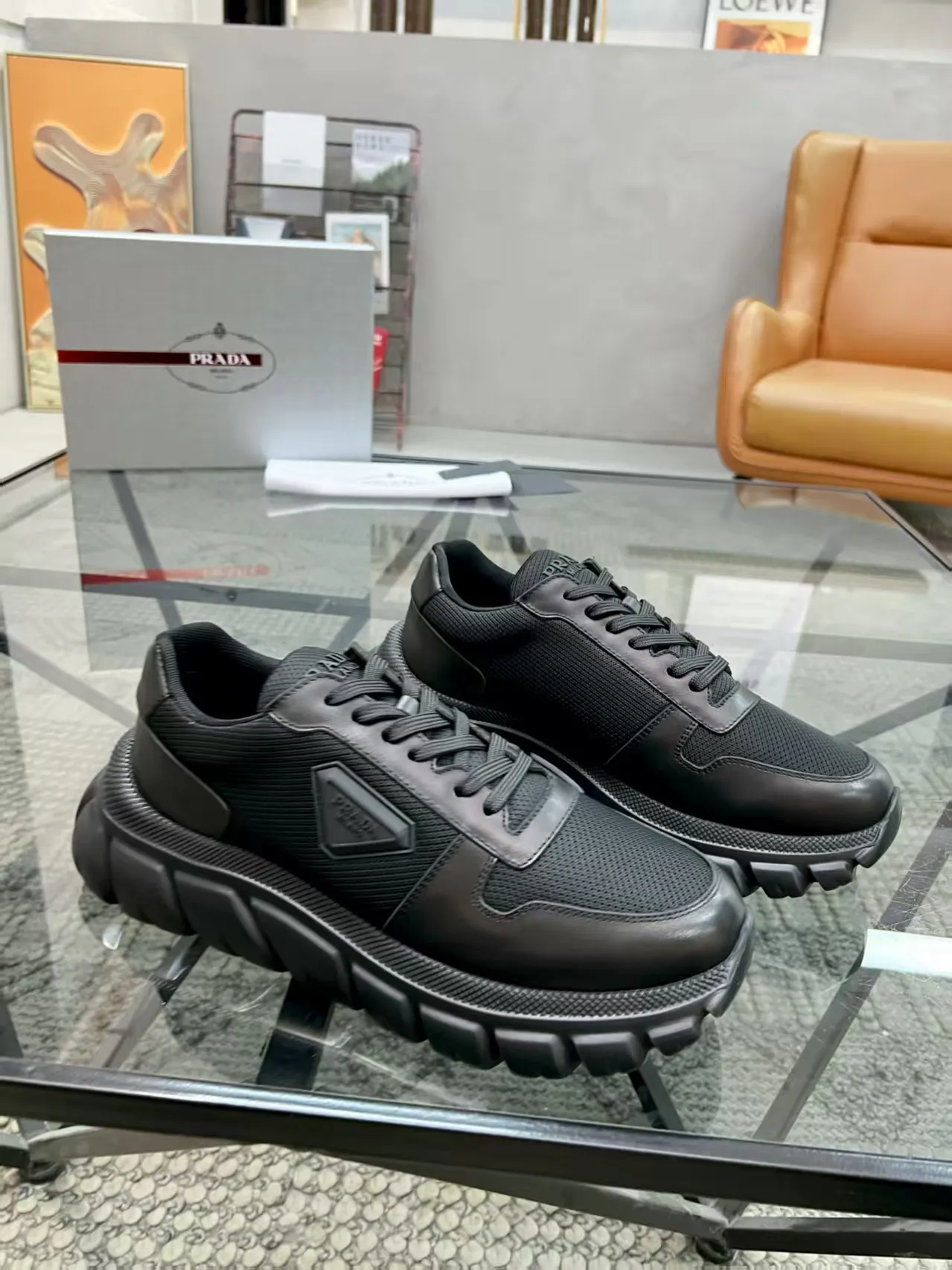 P420 Yuan 38-45 Prada Prada’s new men’s genuine leather sneakers, the highest version on the market, any comparison is welcome🆚! The original leather has excellent texture and is super high-end! Fetal sheep net lining imported from Italy, removable pad! Luxurious materials and fine workmanship, highly recommended!